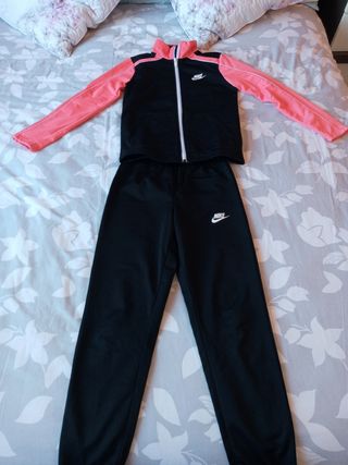 Chándal niña Nike. Talla S (128-137 cm).