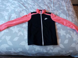 Chándal niña Nike. Talla S (128-137 cm).