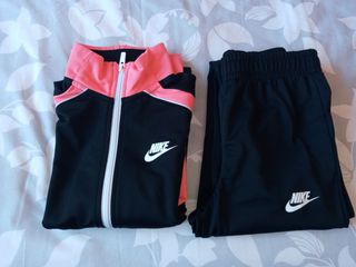 Chándal niña Nike. Talla S (128-137 cm).