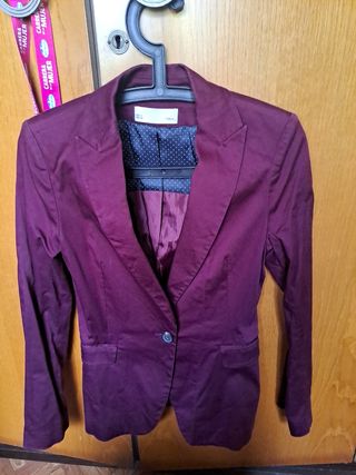 Chaqueta color vino tinto