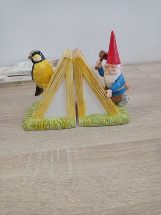 SUJETA LIBROS GNOMOS ANTIGUOS