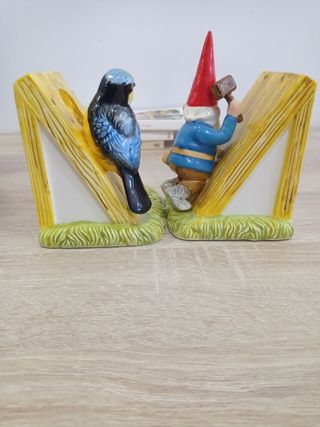 SUJETA LIBROS GNOMOS ANTIGUOS