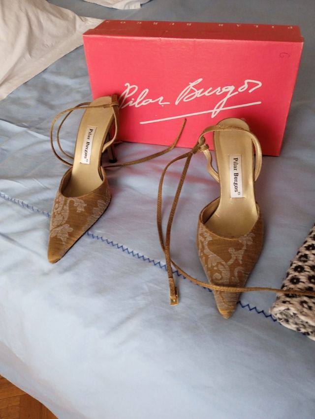 Preciosos zapatos de ceremonia o fiesta