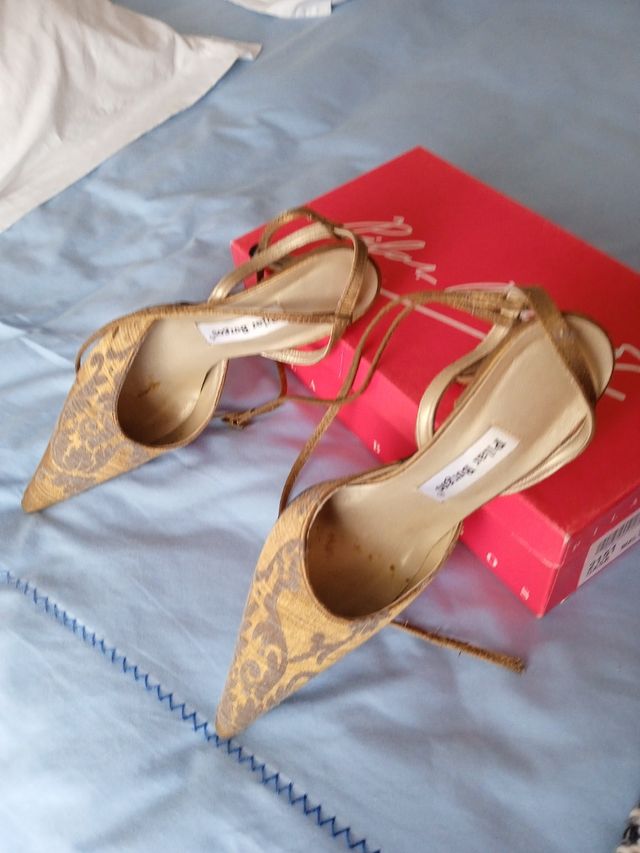 Preciosos zapatos de ceremonia o fiesta