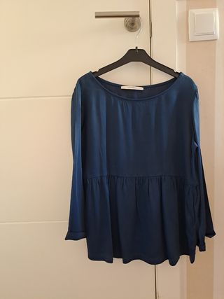 Blusa azul con vuelo de Uterque