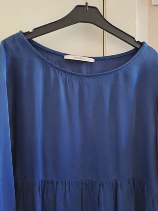 Blusa azul con vuelo de Uterque