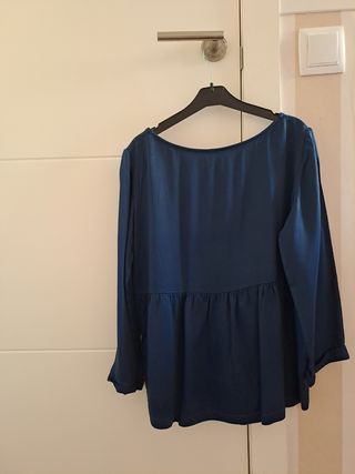 Blusa azul con vuelo de Uterque