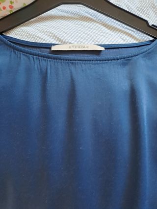 Blusa azul con vuelo de Uterque