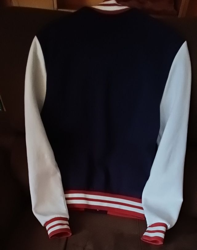 Chaqueta Universitaria azul y blanca