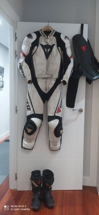 Traje de moto,botas y espaldera