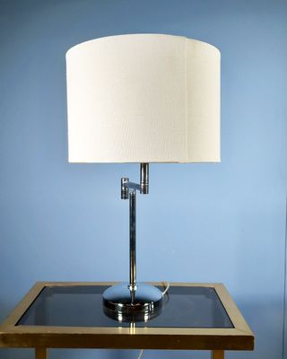 Lámpara-de-mesa-con-brazo-articulado