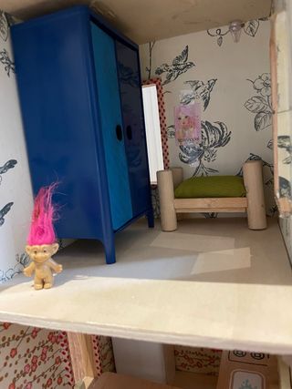 Casa de muñecas de madera.