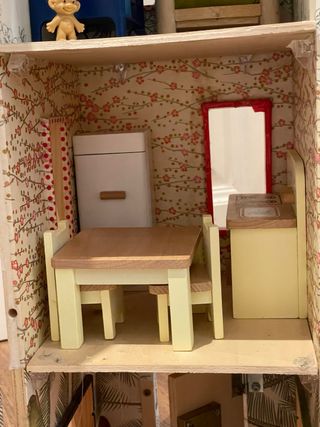 Casa de muñecas de madera.