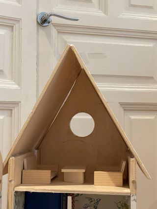 Casa de muñecas de madera.
