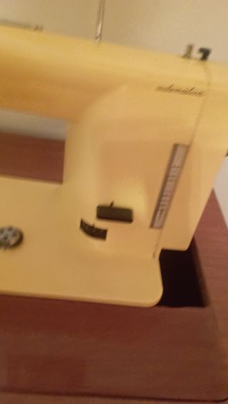 Maquina de coser con mueble