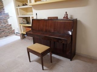 Piano BELARUS y banqueta
