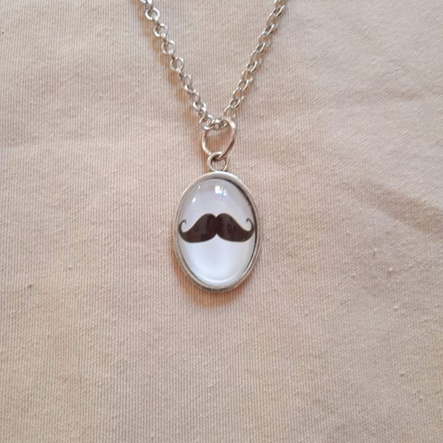 Colgante con bigote handmade