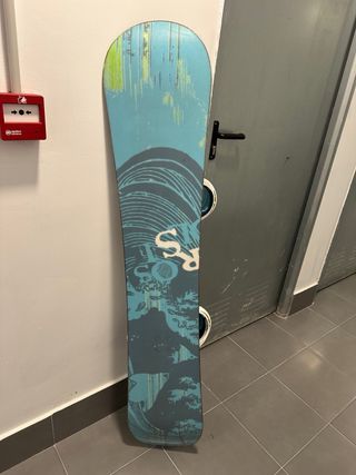 Tabla de snowboard y botas de chica