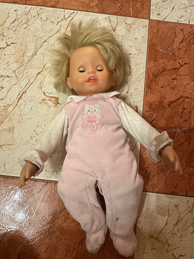 muñeca que se duerme con manta