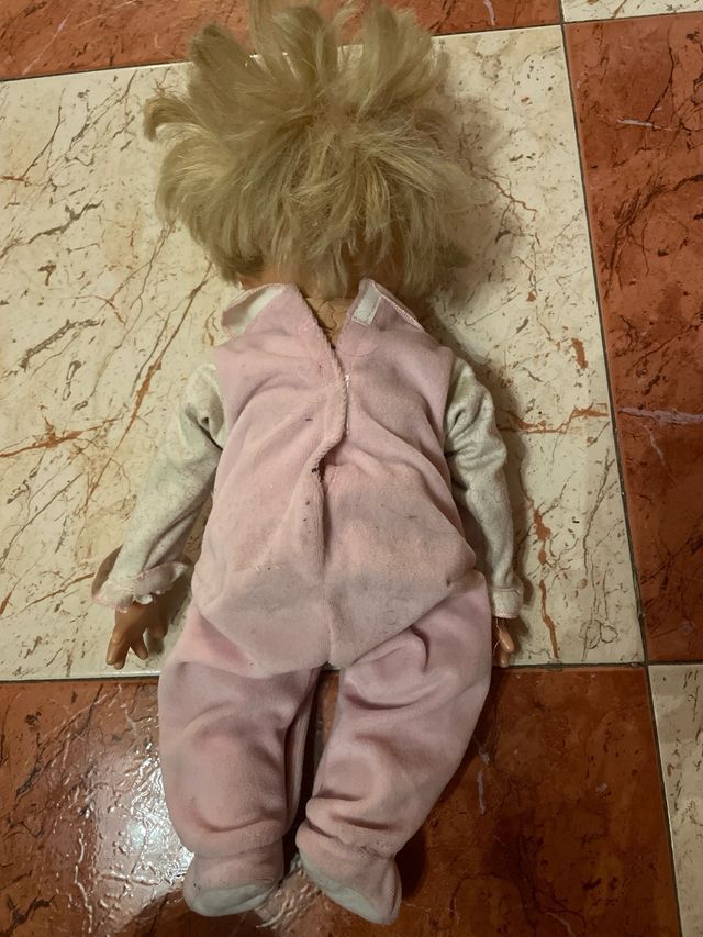 muñeca que se duerme con manta