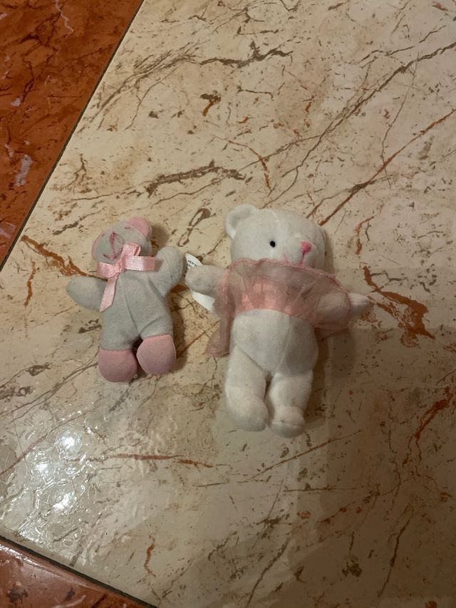 muñeca que se duerme con manta