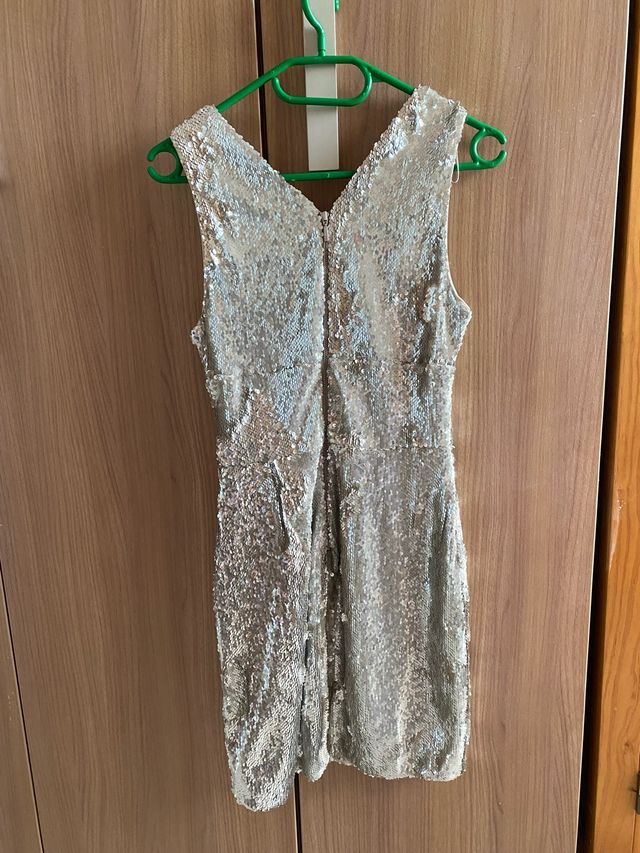 Vestido corto plateado lentejuelas Zara