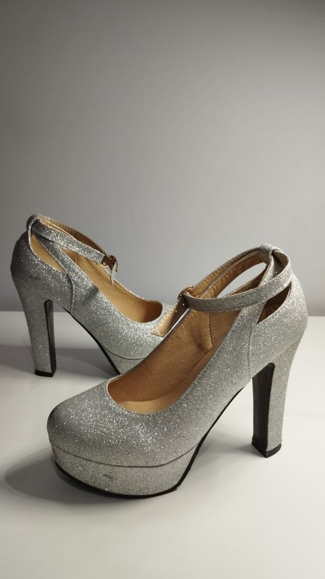 Zapatos Tacón Plateados Brillantes