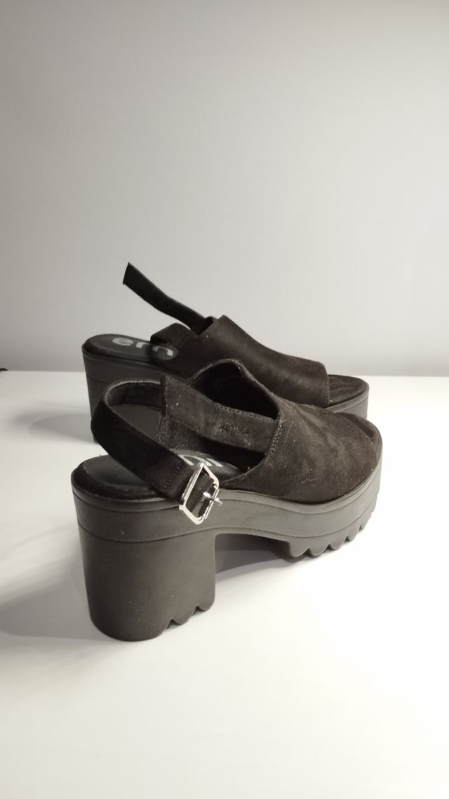 Zuecos Tacón y Plataforma Negros