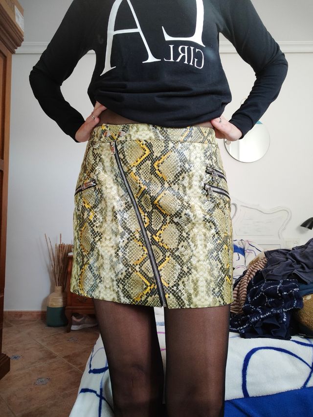 Falda imitación piel serpiente Bershka 