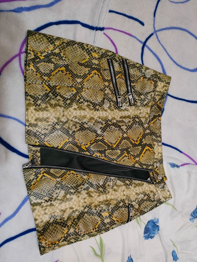 Falda imitación piel serpiente Bershka 