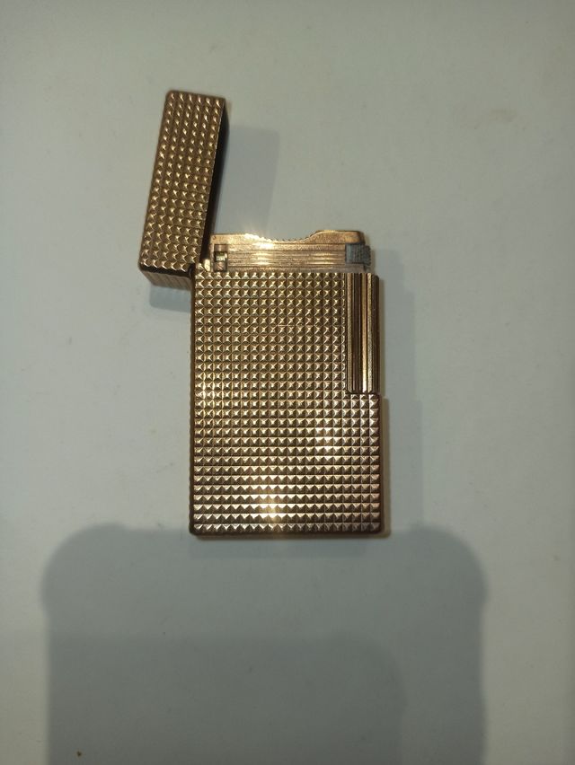 Encendedor chapado en oro