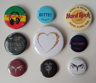 Medalla honor, pines y chapas variados