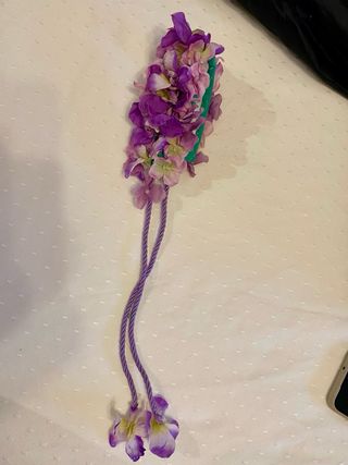 Mono lila/buganvilla de fiesta