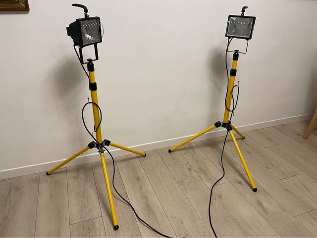 Due faretti/lampade da cantiere con cavalletto