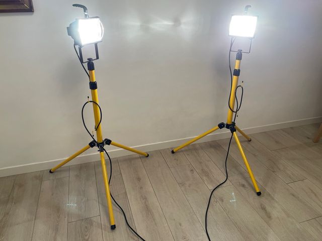 Due faretti/lampade da cantiere con cavalletto