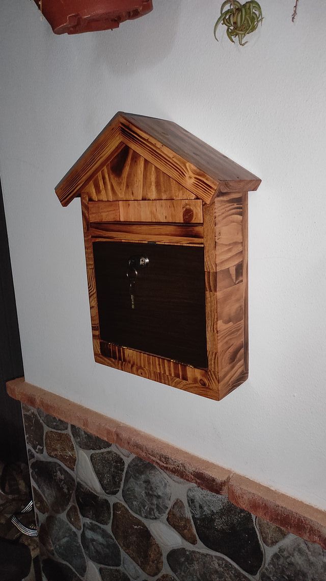 Buzón para cartas Artesano de madera color Teka