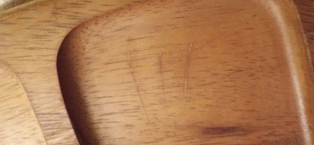 bandeja en madera maciza y uvas de metal.