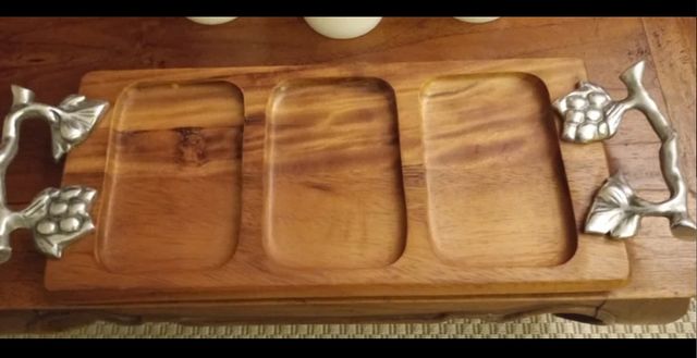 bandeja en madera maciza y uvas de metal.