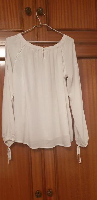 Blusa blanca de Stradivarius