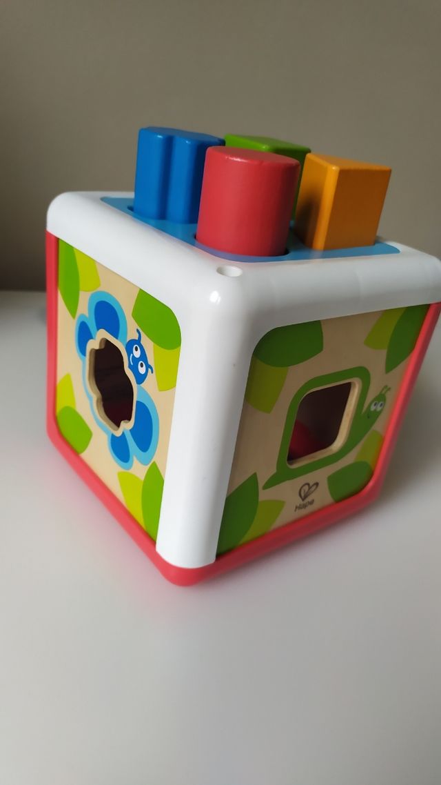 Cubo clasificador formas y colores bebé