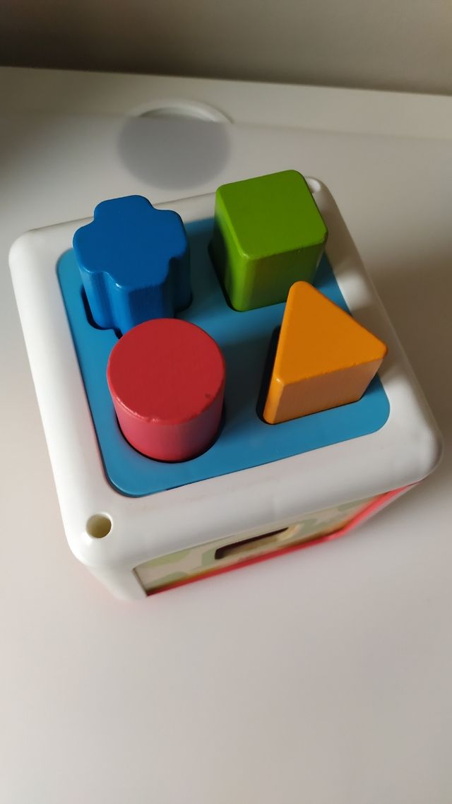 Cubo clasificador formas y colores bebé