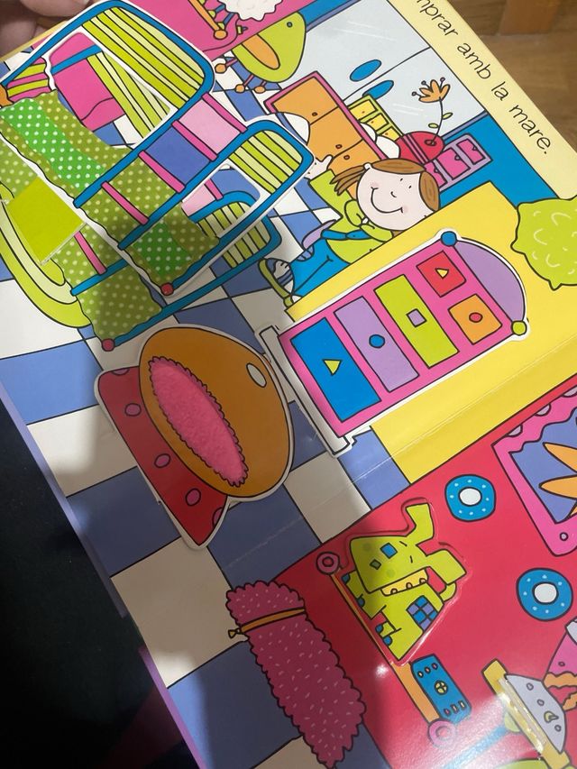 Llibre "El meu dormitori" interactiu per a nes