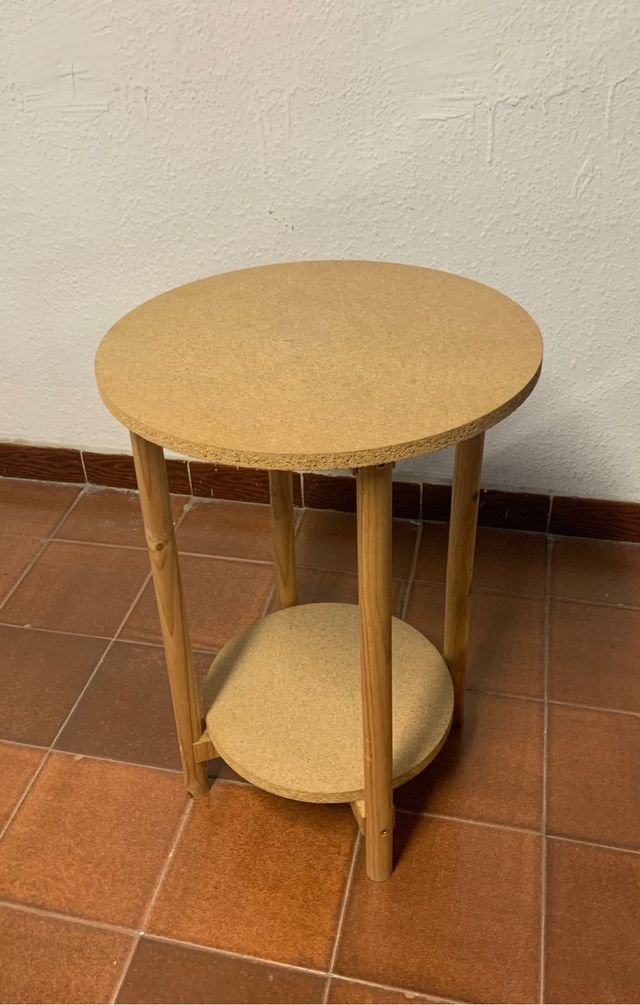 mesita de noche de madera