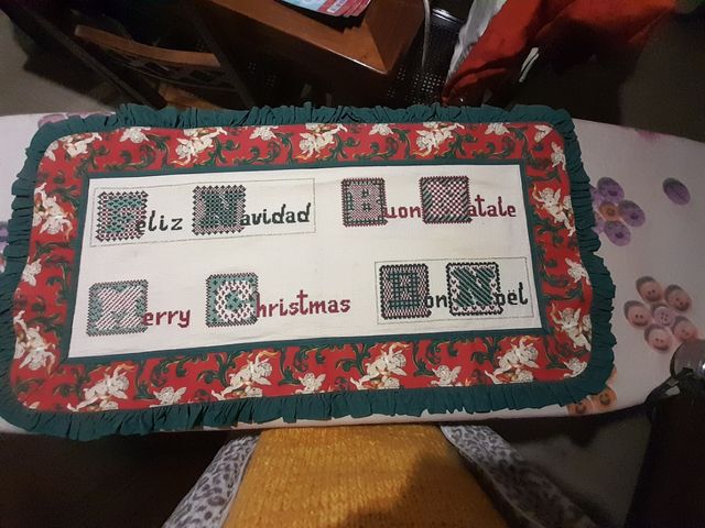 Runner ricamato a mano