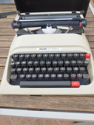 MAQUINA DE ESCRIBIR OLIVETTI