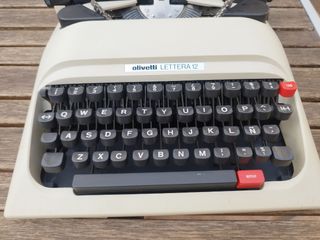 MAQUINA DE ESCRIBIR OLIVETTI