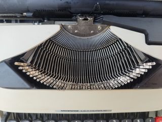 MAQUINA DE ESCRIBIR OLIVETTI