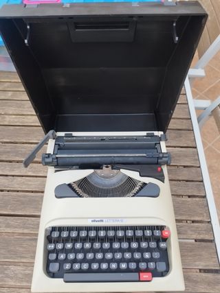 MAQUINA DE ESCRIBIR OLIVETTI