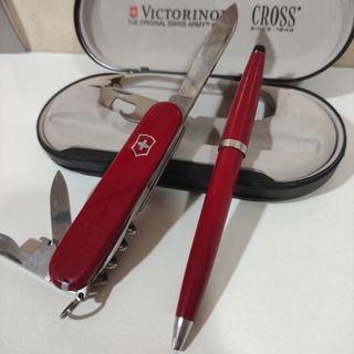 Victorinox y bolígrafo Cross