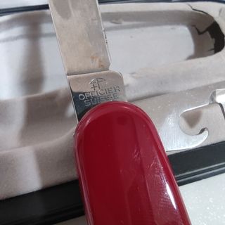 Victorinox y bolígrafo Cross